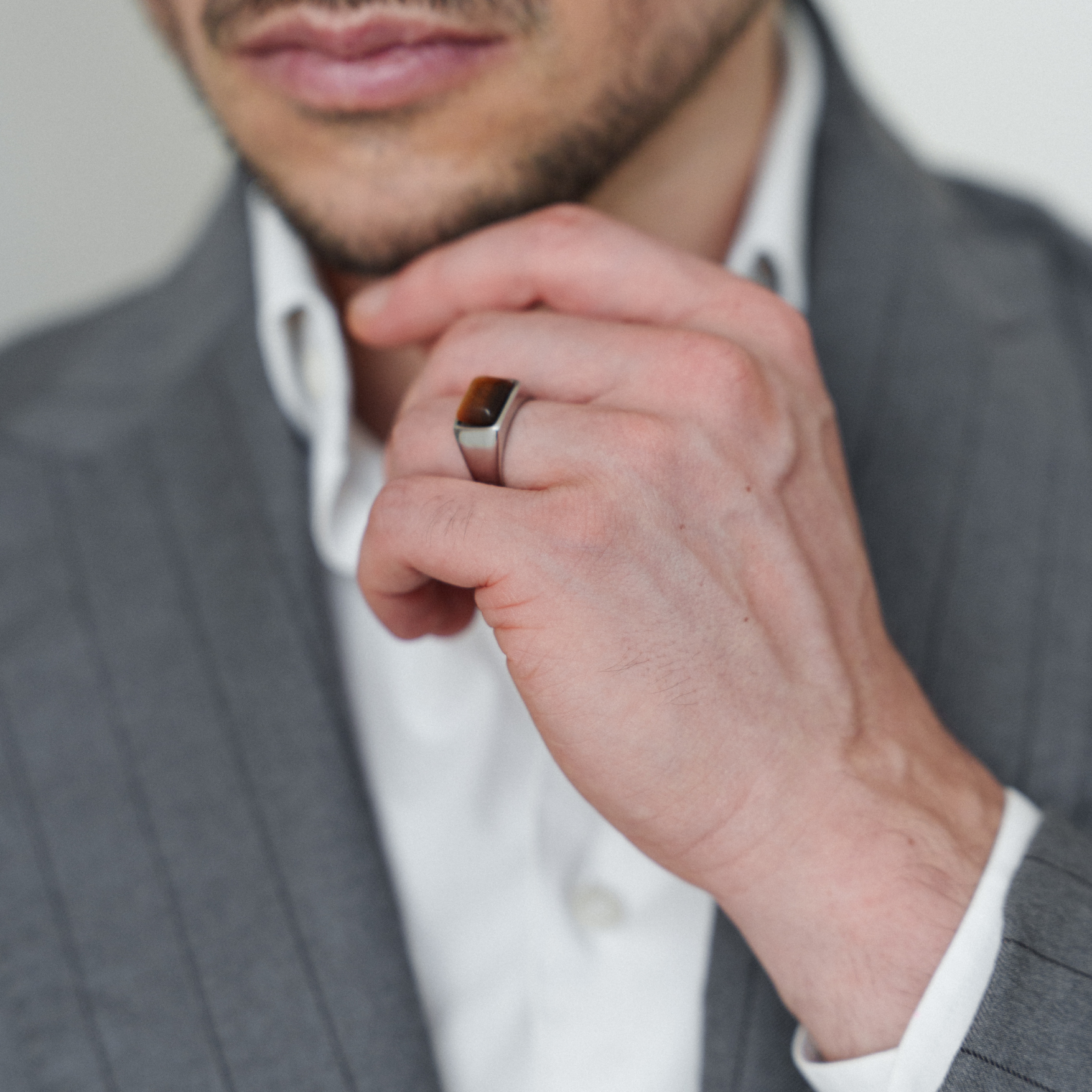 Anillo de sello cuadrado con ojo de tigre