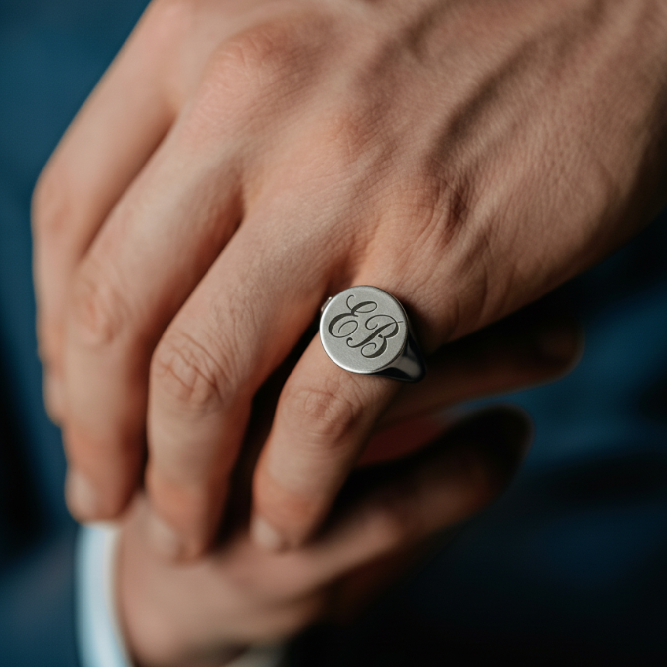 Anillo sello de plata de ley personalizado con iniciales grabadas