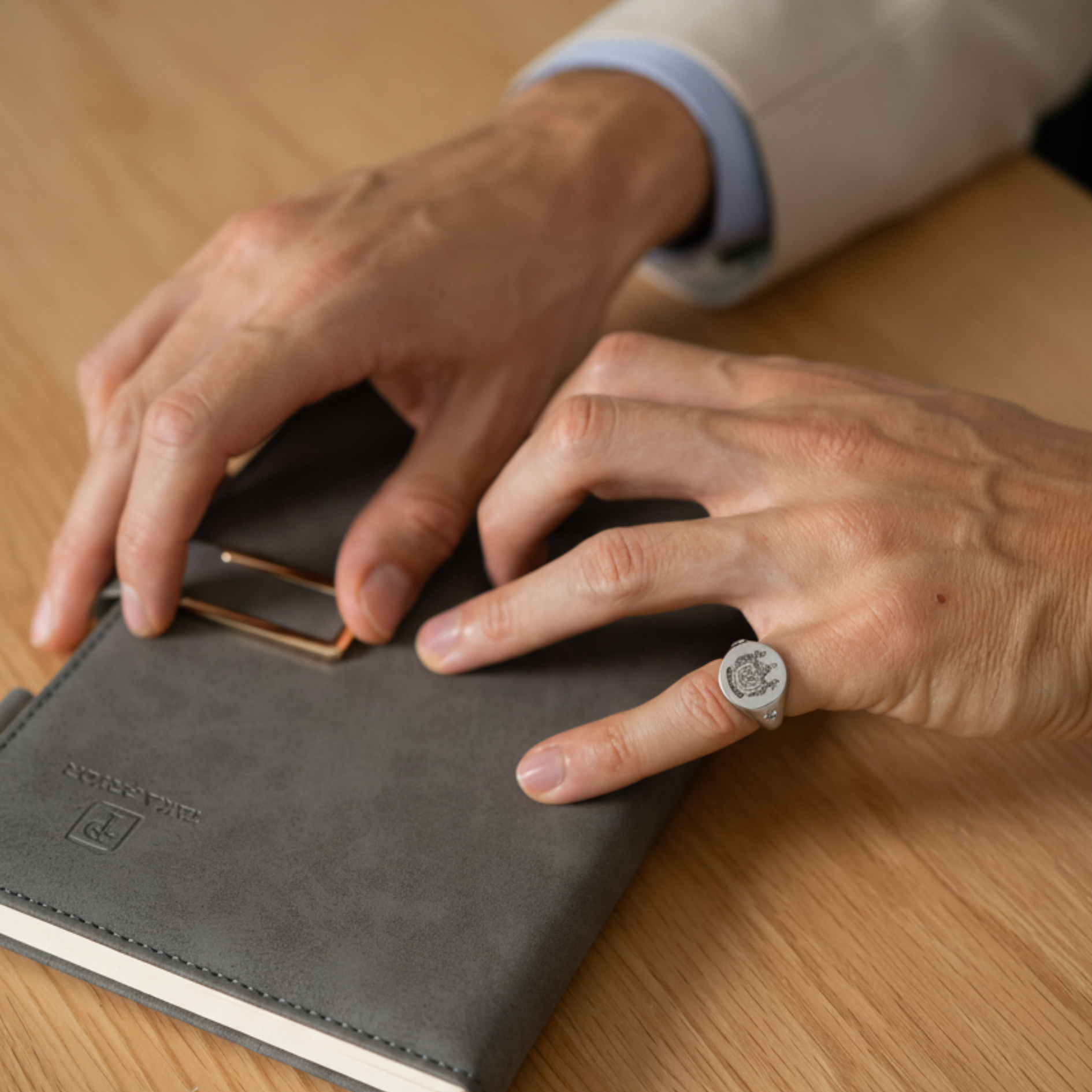 Anillo de sello personalizado de plata de ley con escudo de armas