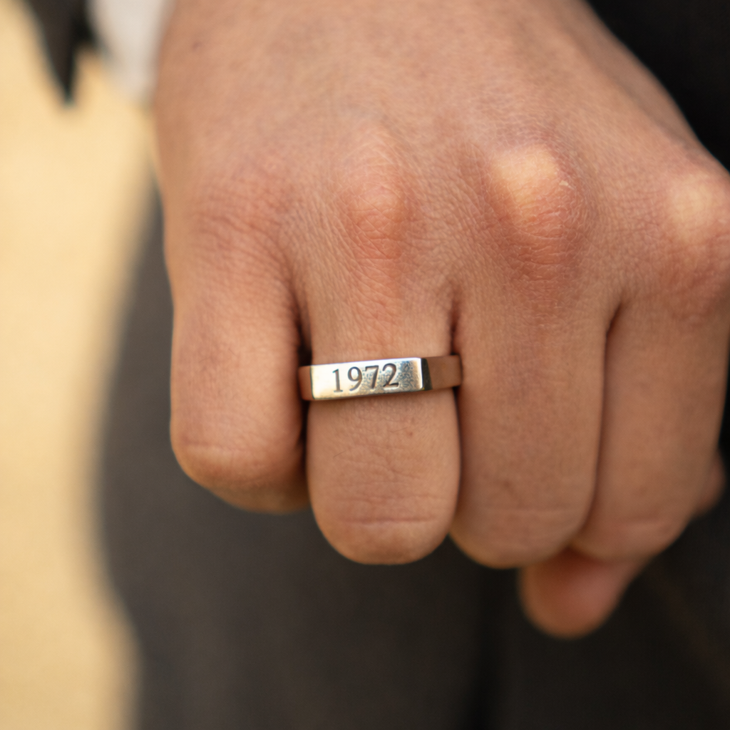 Anillo sello de plata de ley personalizado con iniciales grabadas