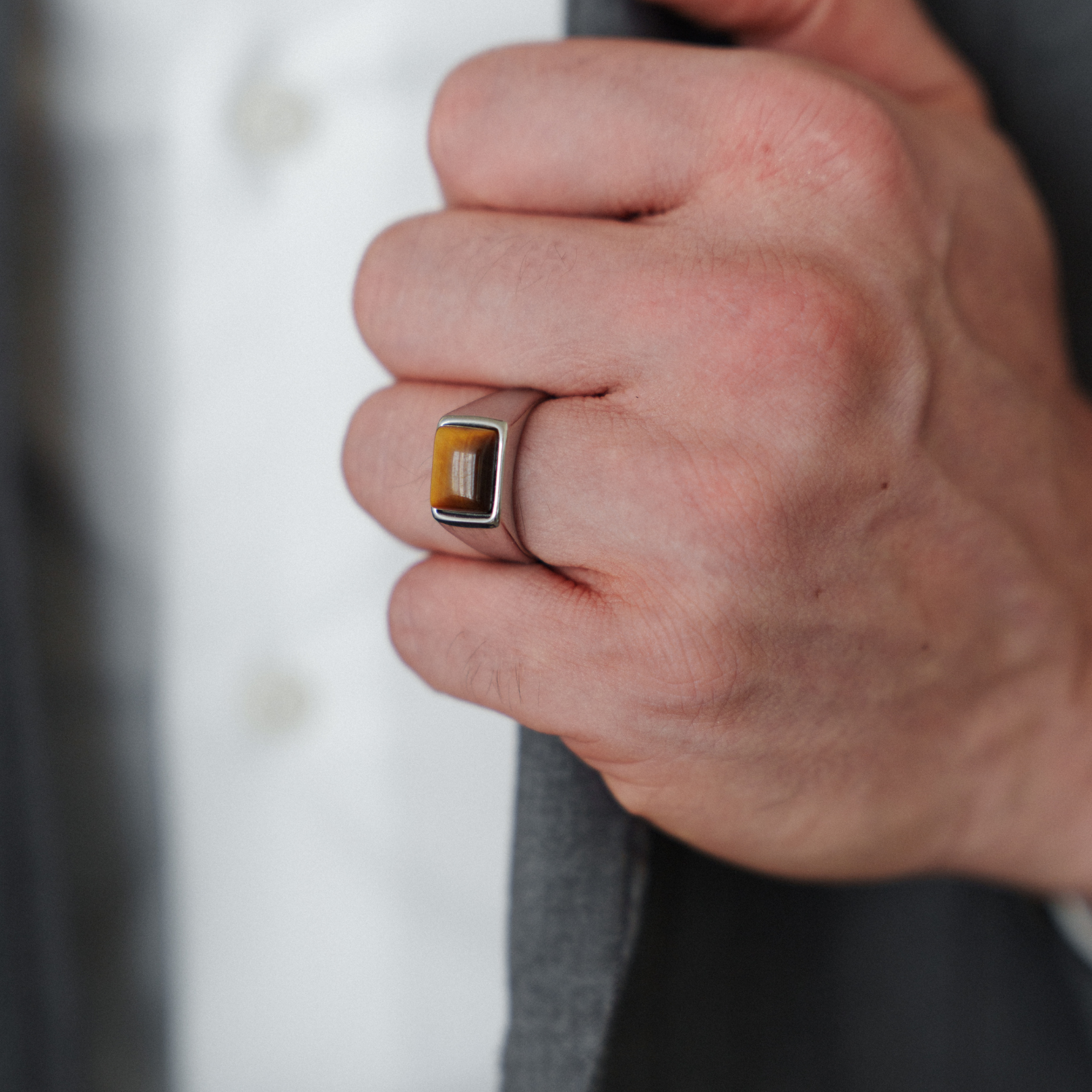 Anillo de sello cuadrado con ojo de tigre